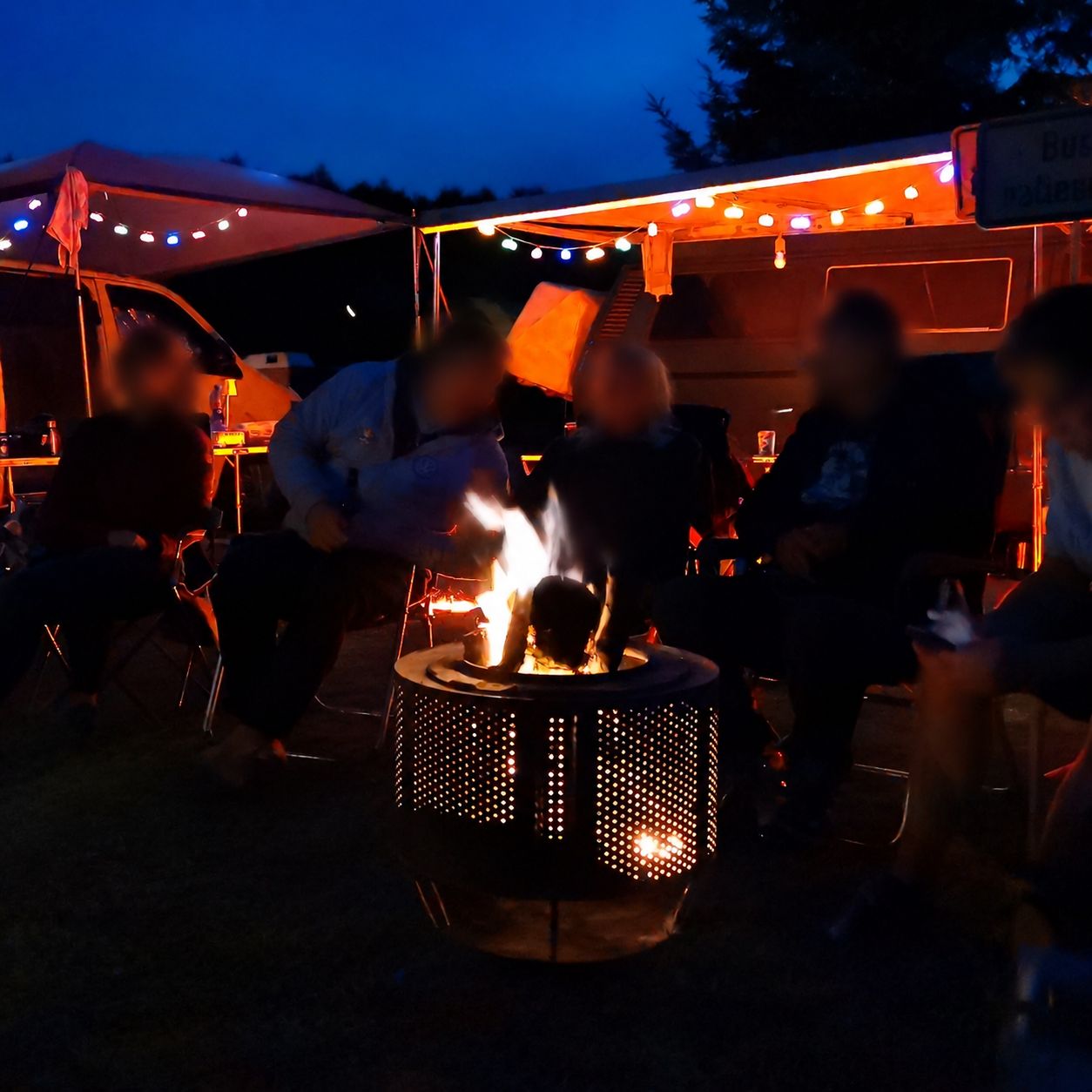 Gemütliche Abendrunde mit Feuer und Lichterkette beim Bulli-Treffen Betzenstein