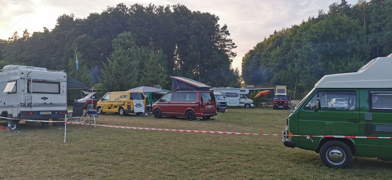 Campingaufbau mit Bullis, Pavillons und Dachzelt beim Bulli-Treffen