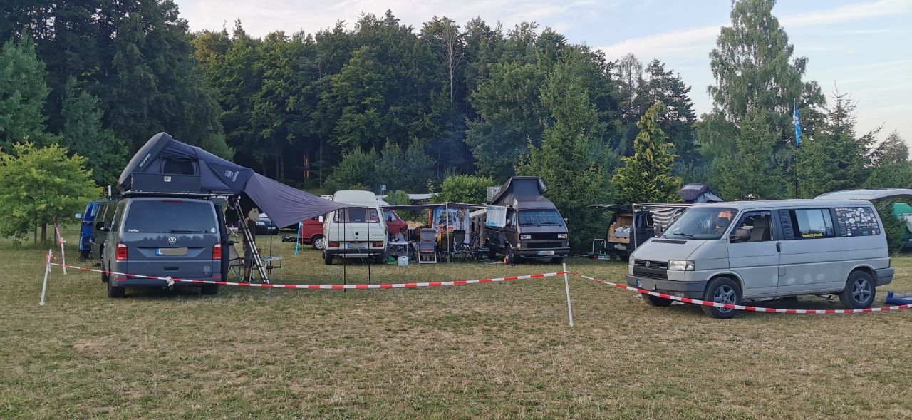 Bullis und Camper auf der Zeltwiese in Betzenstein
